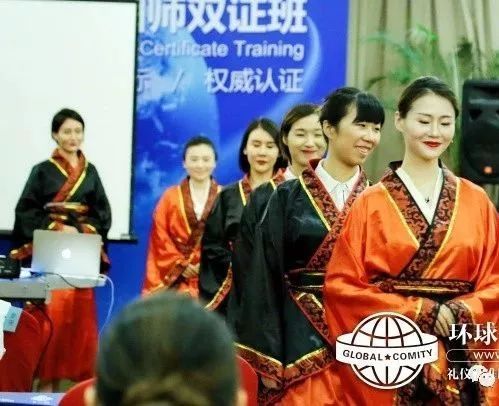 智慧女性，朝陽職業(yè)——轉(zhuǎn)型國際禮儀培訓(xùn)師的優(yōu)雅之路
